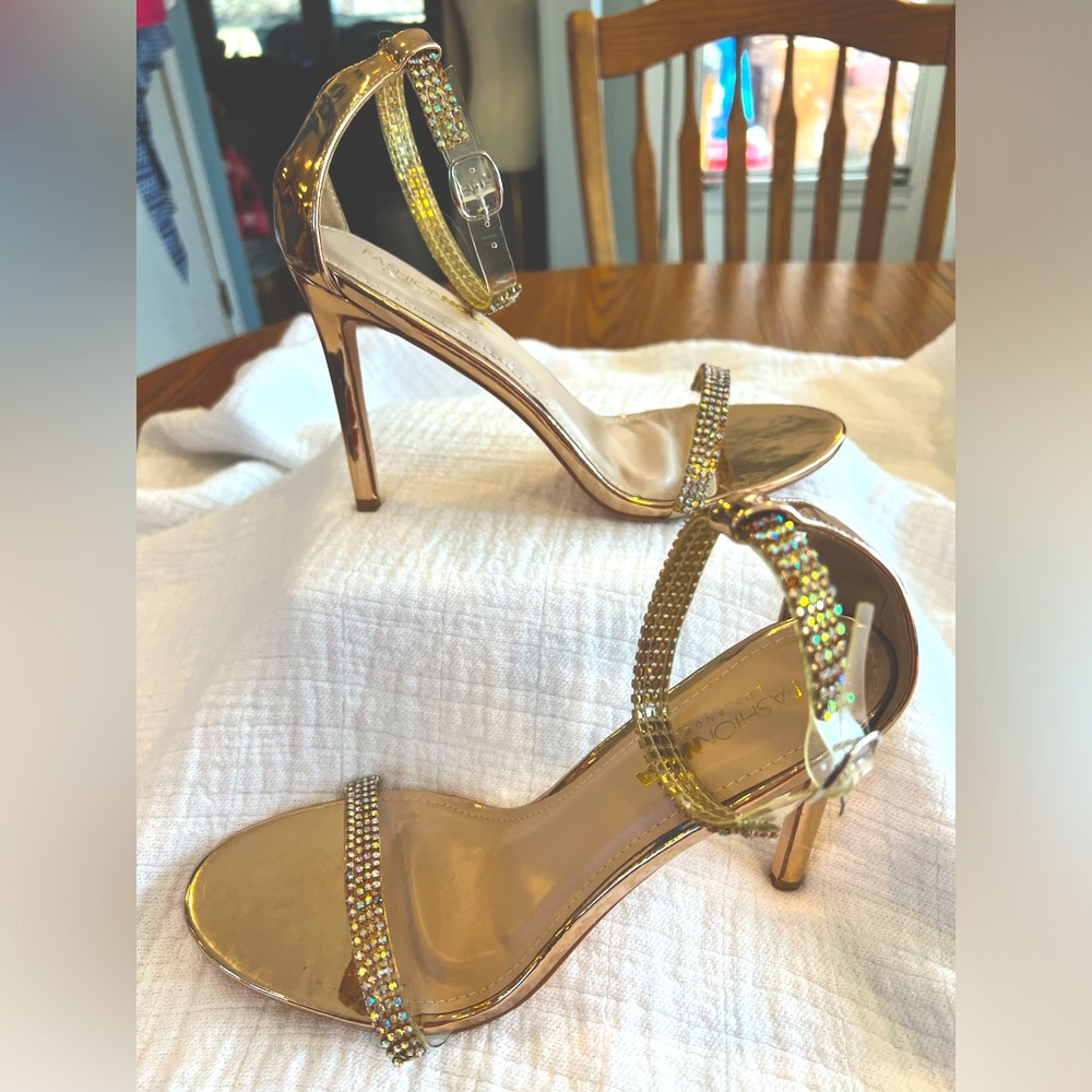 FASHION NOVA Sz 10 - 4 1/2" Heel Rhinestone Strap Sandals in Rose Gold-Like New